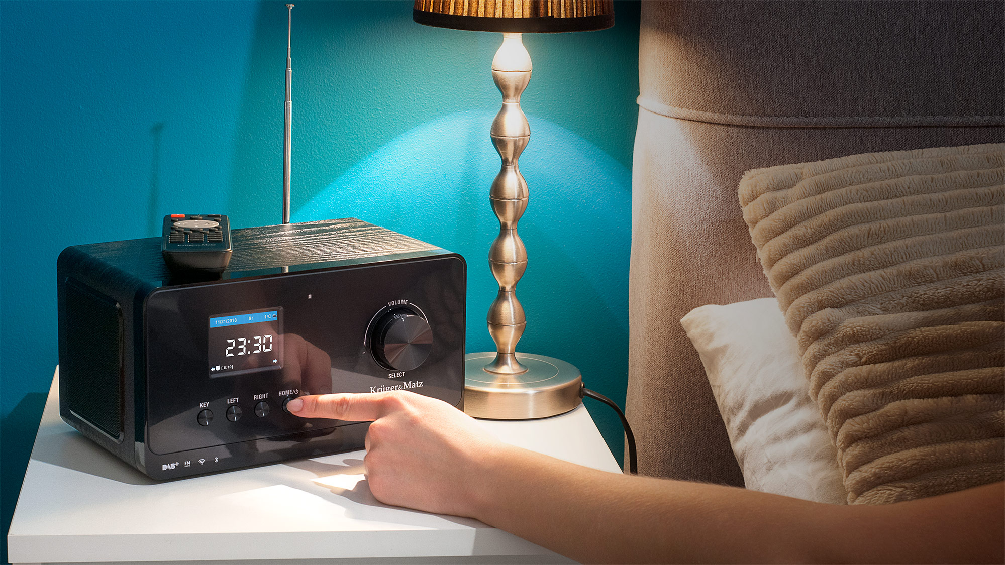 Radio-ul cu internet KM 816 de culoare neagra poate fi cadoul perfect atat pentru bucatarie, cat si pentru dormitor. Te poti trezi cu muzica franceza, jazz, rock'n'roll sau orice alt gen muzical de la postul tau radio preferat. 